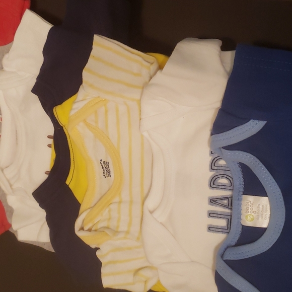 0 - 3 Month Short Sleeve Onsies - Picture 3 of 3